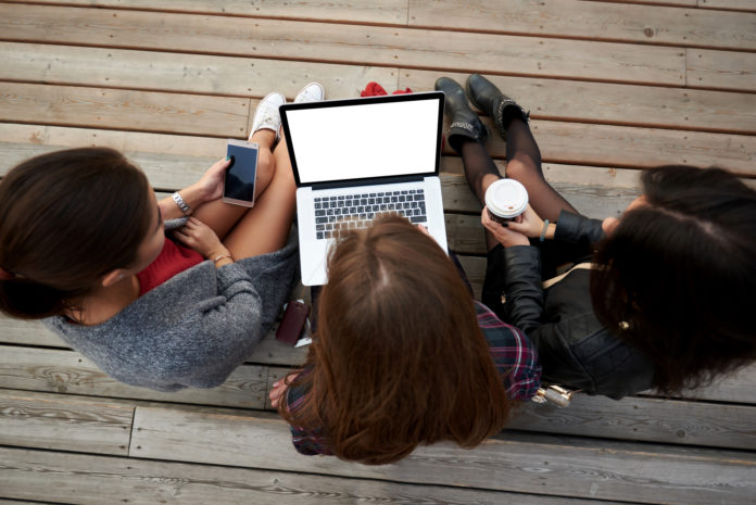 video-marketing-viewing-computer